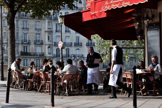 What are the new rules in France for reopening cafés and restaurants?