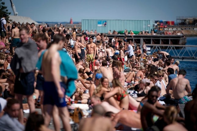 Danes cram parks and beaches despite distance rules