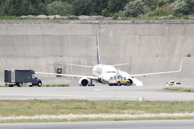 Danish fighter planes escort Ryanair flight to Oslo after bomb threat