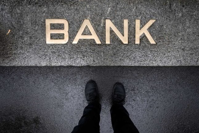 Which way should you go when opening a bank account in Switzerland? Photo: FABRICE COFFRINI / AFP