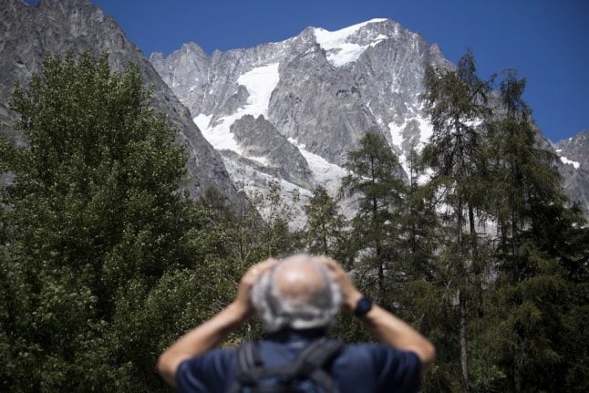 Tourists evacuated from Italian Alps over fear of falling ice from Mont Blanc