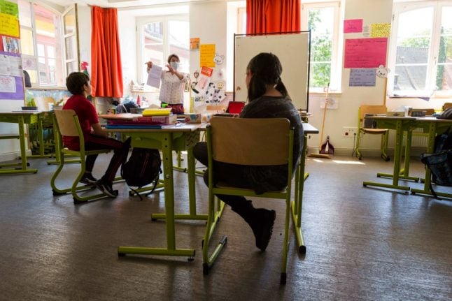 French unions call for stricter Covid-19 health rules in schools
