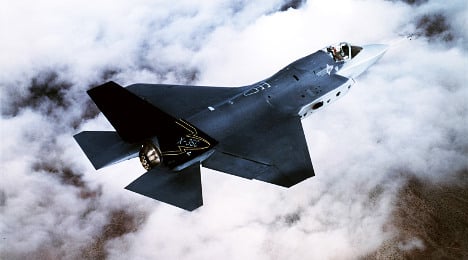 New fighter-bombers to lack Arctic radio: report