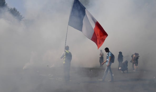 Clashes and low turnout at new French 'yellow vest' protests
