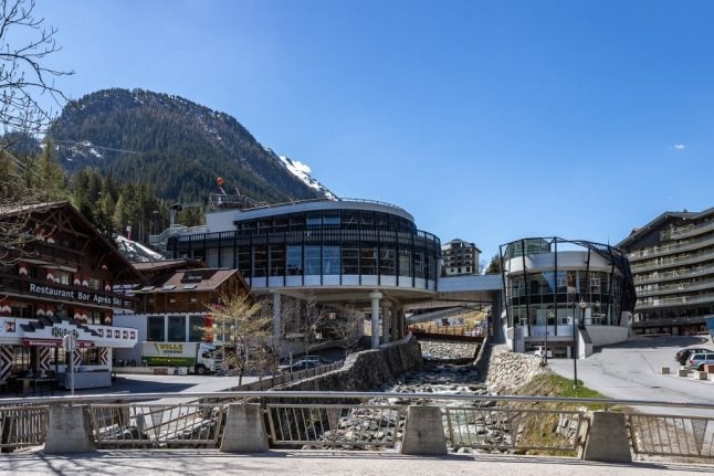 Four probed over virus outbreak at Austria ski resort that saw 6,000 infected