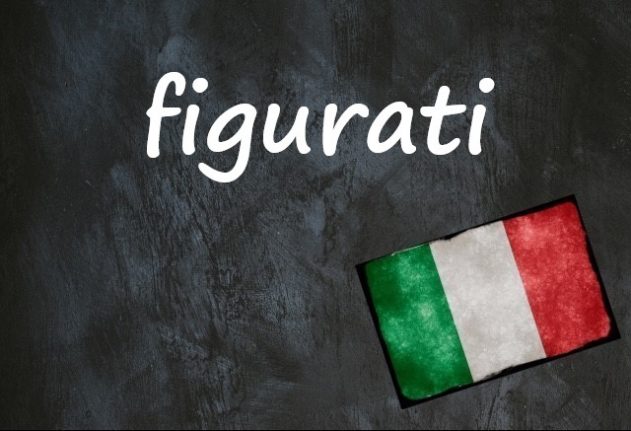 'Figurati' written on a black chalkboard with the italian flag.