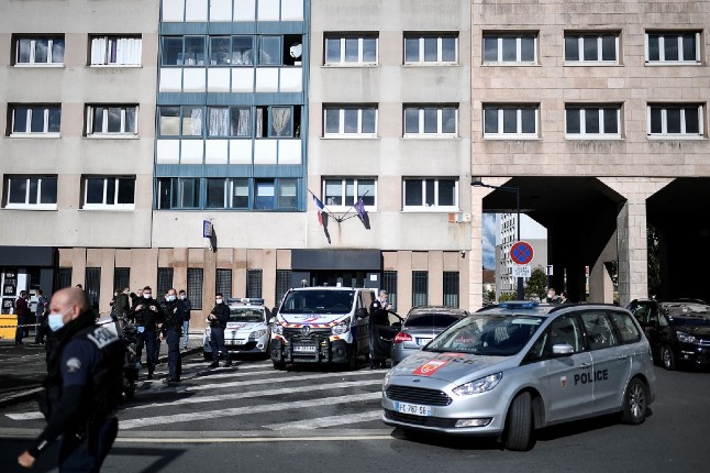 Mob attacks Paris police station with fireworks and metal bars