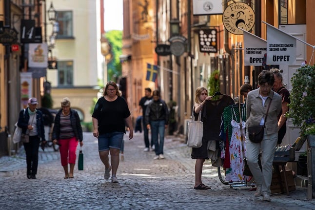 Swedish health authorities propose local limits on visitor numbers in shops and on public transport