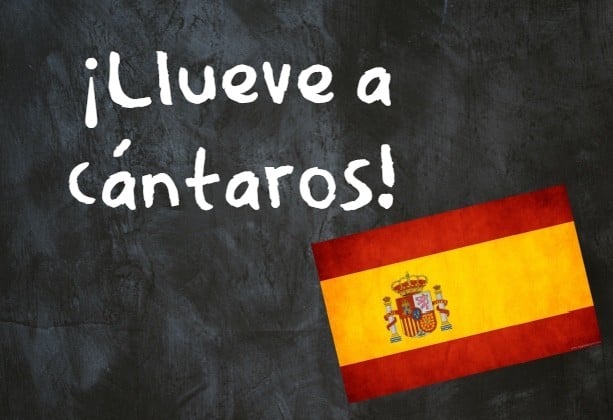 Spanish phrase of the day: ¡Llueve a cántaros!