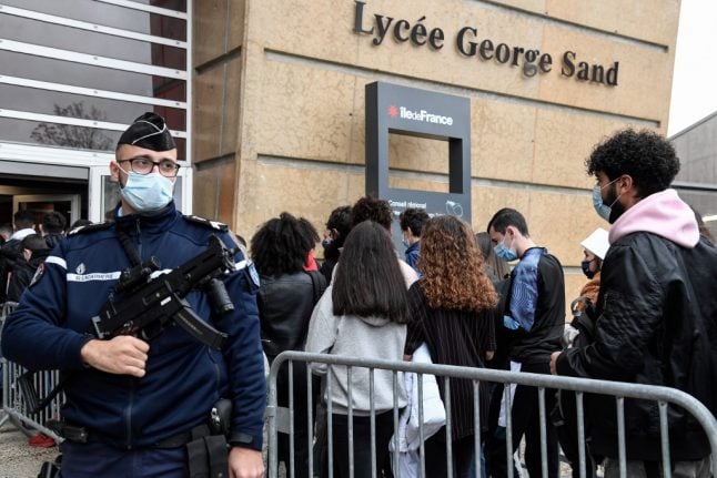 French high school students protest Covid-19 risk in class