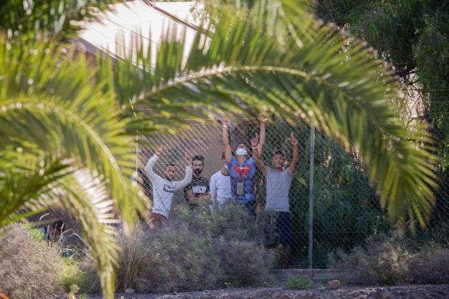 Spain to set up camps for 7,000 migrants in Canary Islands