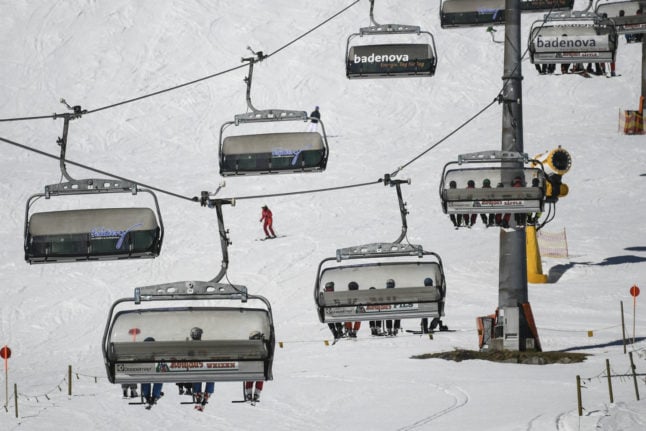 Germany set for clash with Austria as Merkel bids to keep ski resorts closed