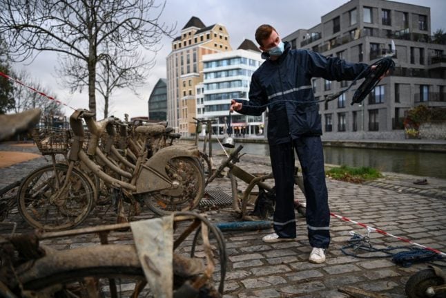 Meet the magnet fishers recovering bikes from Paris waterways