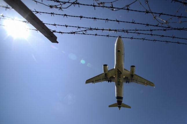 UPDATE: Italy suspends air travel with UK over new coronavirus strain