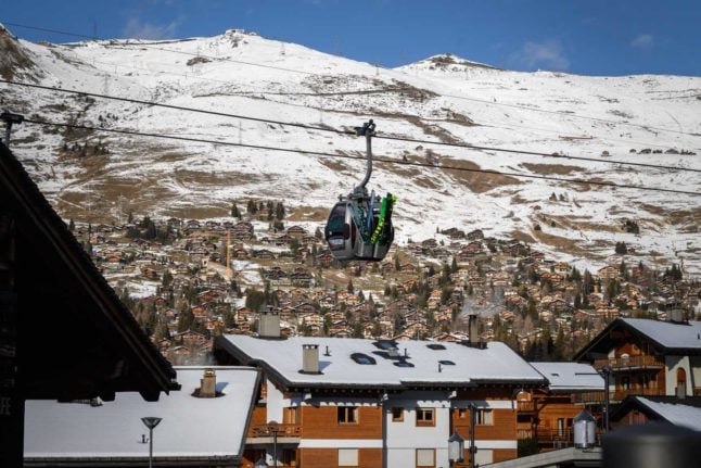 Switzerland: Hundreds of British ski tourists escape quarantine in Valais