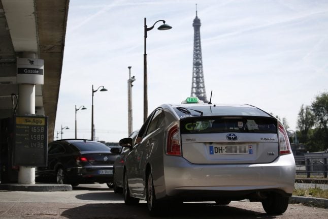Paris taxi driver reported to the police after charging tourists €230 for airport trip