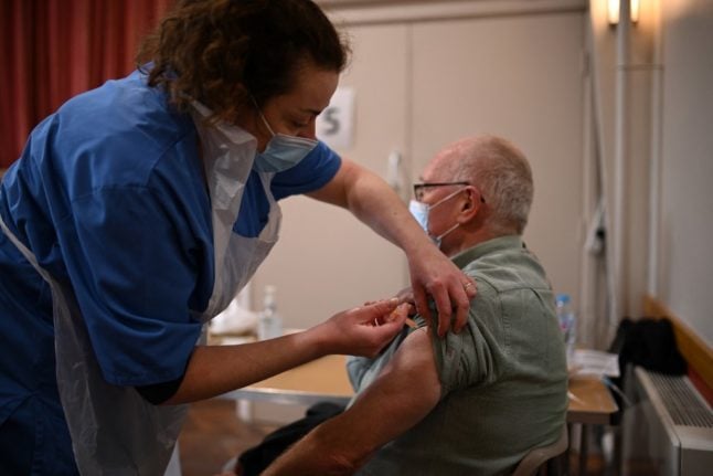 A pateint receives the AstraZeneca Vaccine Oli SCARFF / AFP