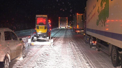 Hundreds of drivers spend night on Autobahn as Germany's snow chaos continues