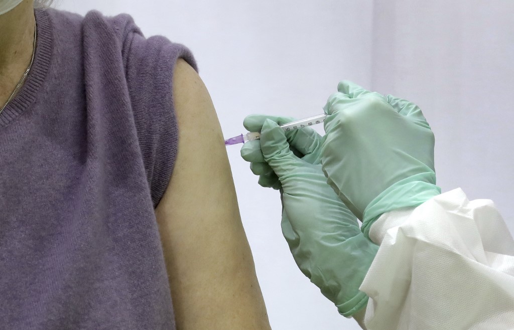 A patient receives a Moderna vaccine in Berlin Michael Sohn / POOL / AFP