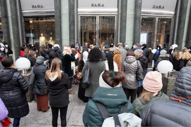 Queues for tests, shops and hairdressers: How Austria reacted to the lockdown relaxation