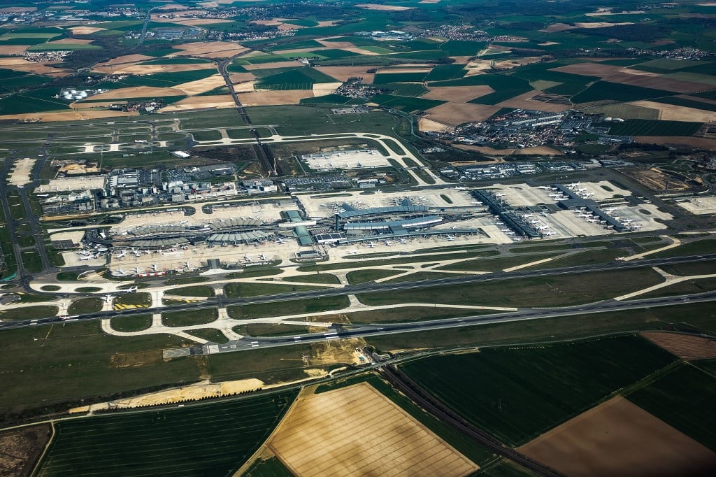 France scraps plans to extend Paris' Charles de Gaulle airport