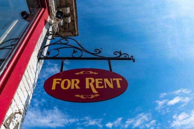 A sign saying 'for rent' against a blue sky background. Photo by chris robert on Unsplash