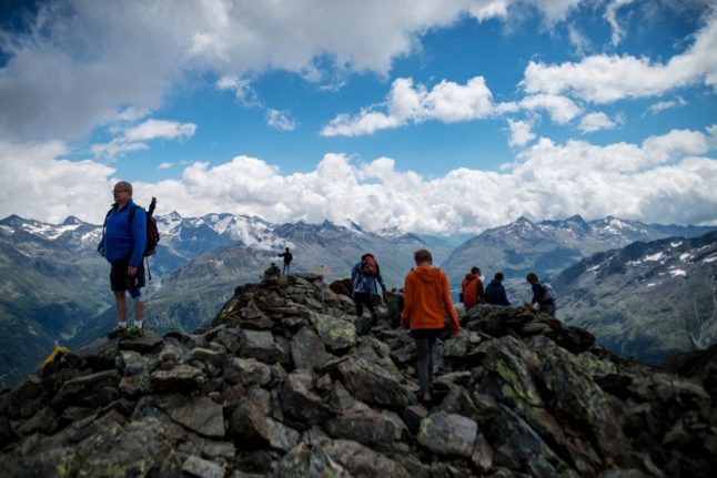    Hikers take a break on the top of the Gaislachkogl Mountain in Tyrol (VLADIMIR SIMICEK / AFP)