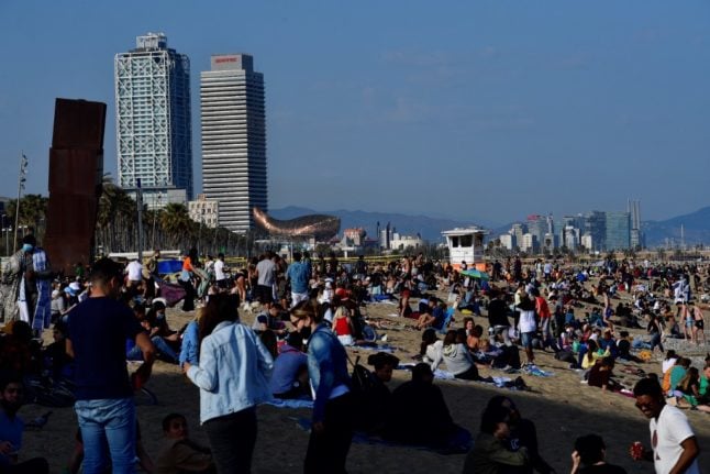 VIDEOS: Beach parties and big Easter gatherings see fears of fourth wave in Spain rise