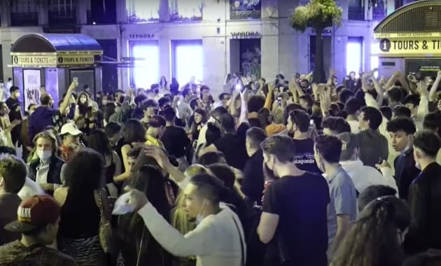 VIDEOS: Crowds of young revellers celebrate end of Spain's state of alarm