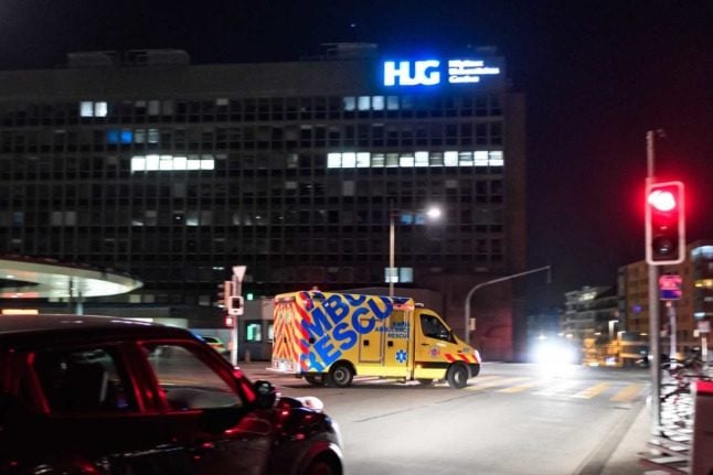 An ambulance approaches Geneva University Hospital. Photo: Fabrice COFFRINI / AFP