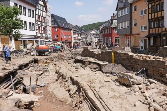 Why weren't all residents of Germany's flood zones warned via text?