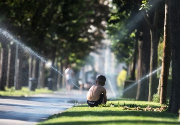 A child plays with water in the Volksgarten (public park) in Vienna on August 1, 2017 as temperature rises to 34 degrees. (Photo by ALEX HALADA / AFP)