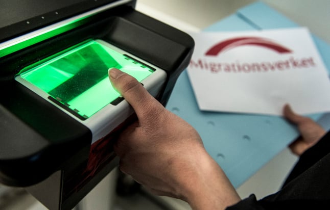A person getting their fingerprints taken at the Migration Agency.
