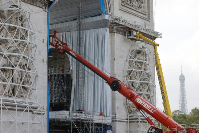 IN PICTURES: Macron unveils wrapped Arc de Triomphe