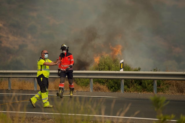 Firefighter dies battling southern Spain wildfire