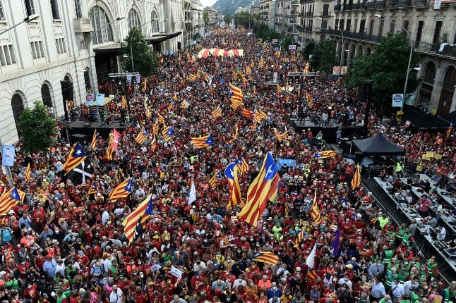 More than a hundred thousand hit Barcelona streets ahead of Madrid talks