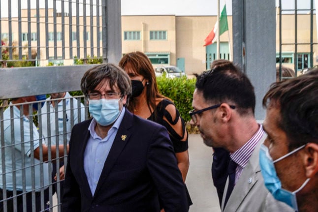 Exiled former Catalan president Carles Puigdemont leaves after being released from jail on September 24, 2021 in Sassari, Sardinia island, Italy. (Photo by Gianni BIDDAU / AFP)