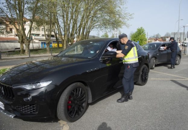 Spanish police check travellers' coronavirus documents before allowing them to continue their journeys into Spain. Photo: Ander Guillenea/AFP