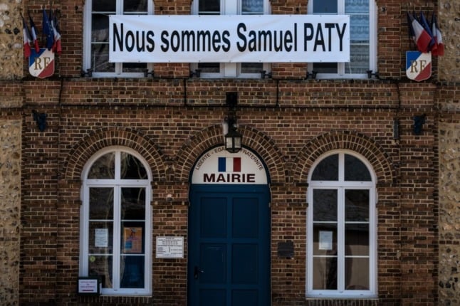 A banner expressing solidarity after the murder of Samuel Paty
