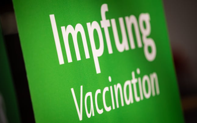 A sign shows the way to vaccinations at the Hanover vaccination centre.