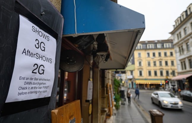 A bar in Dresden shows the sign for 3G entry to shows, and 2G entry (excluding unvaccinated people) to after shows.