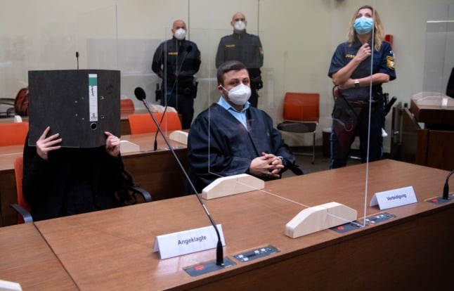 The accused Jennifer W. (with her face covered) and her lawyer Ali Aydin sit in the Munich courtroom on Monday. 