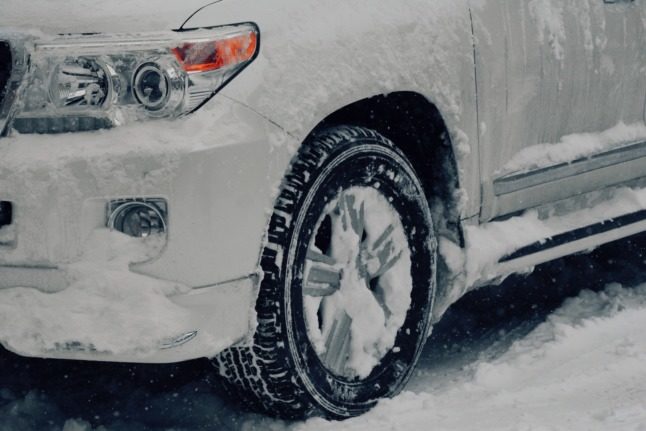 Here's what you need to know about winter tyres in Norway. Pictured is a car in the snow.