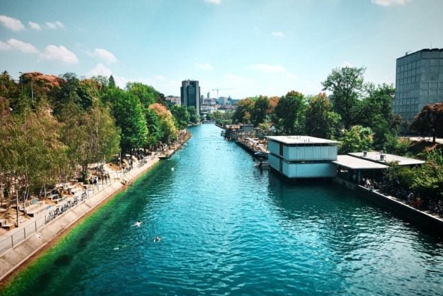 Å bade midt i byen på varme sommerdager er absolutt mulig i Zürich