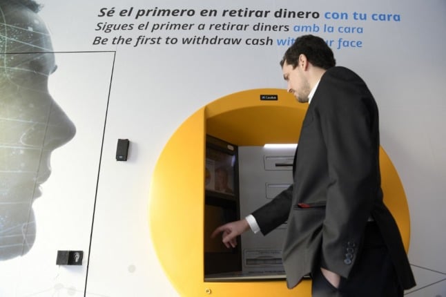 Apa alasan utama rekening bank diblokir di Spanyol?