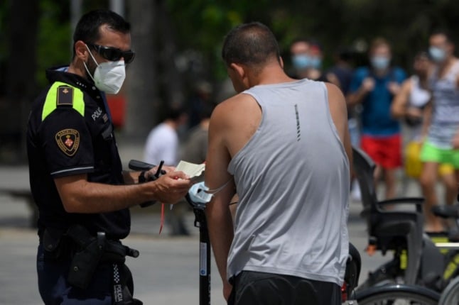 barcelona police hand fine to cyclist