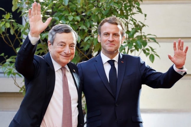 French President Emmanuel Macron (R) and Italian Prime Minister Mario Draghi