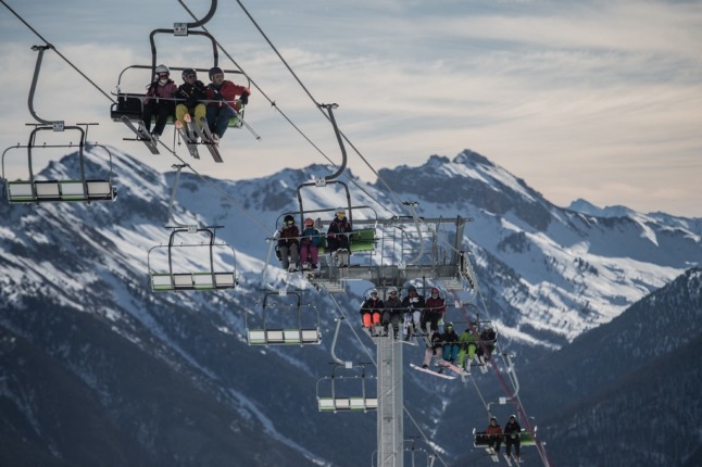 Skiers in France no longer need to wear masks to use lifts.