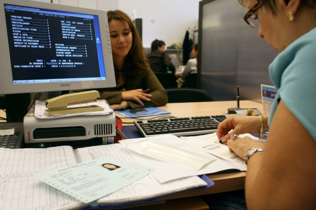 A woman meets with a French immigration official in the hope of obtaining a carte de séjour. 