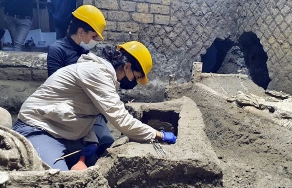 Archaeologists in Pompeii who discovered a room which likely housed slaves. 